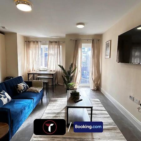 Stylish 2 Bedroom Flat By Tara Stays Short Lets & Serviced Accommodation Watford With Free Parking & Nearby Warner Studios Buitenkant foto